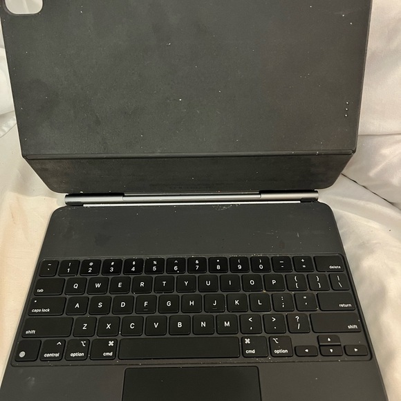 Apple GEN6 (2023) Black Magic Keyboard. Perfect condition, hardly used. $250 - Picture 6 of 12